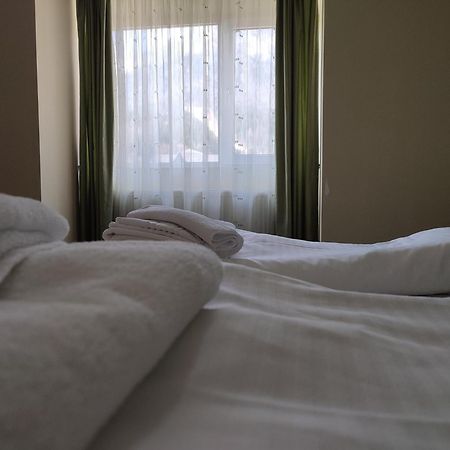 Hotel Iri บุชเตนี ภายนอก รูปภาพ