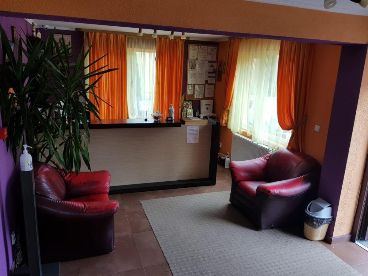 Hotel Iri บุชเตนี ภายนอก รูปภาพ