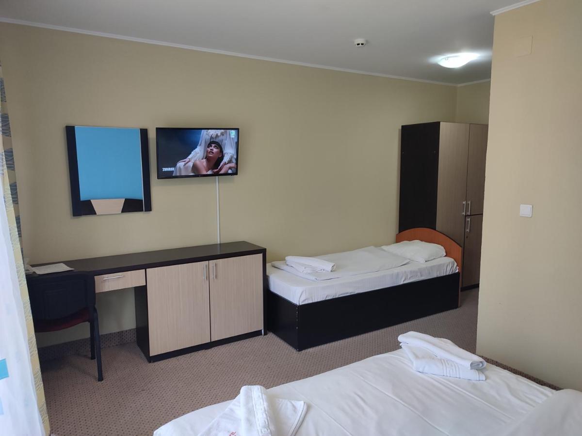 Hotel Iri บุชเตนี ภายนอก รูปภาพ