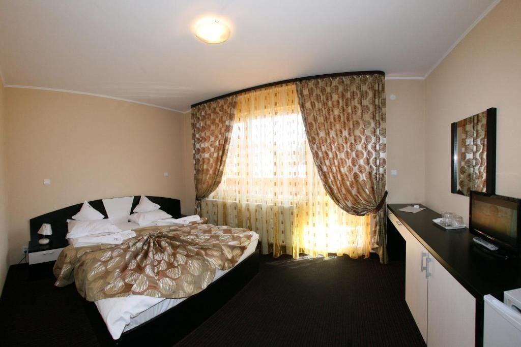 Hotel Iri บุชเตนี ภายนอก รูปภาพ