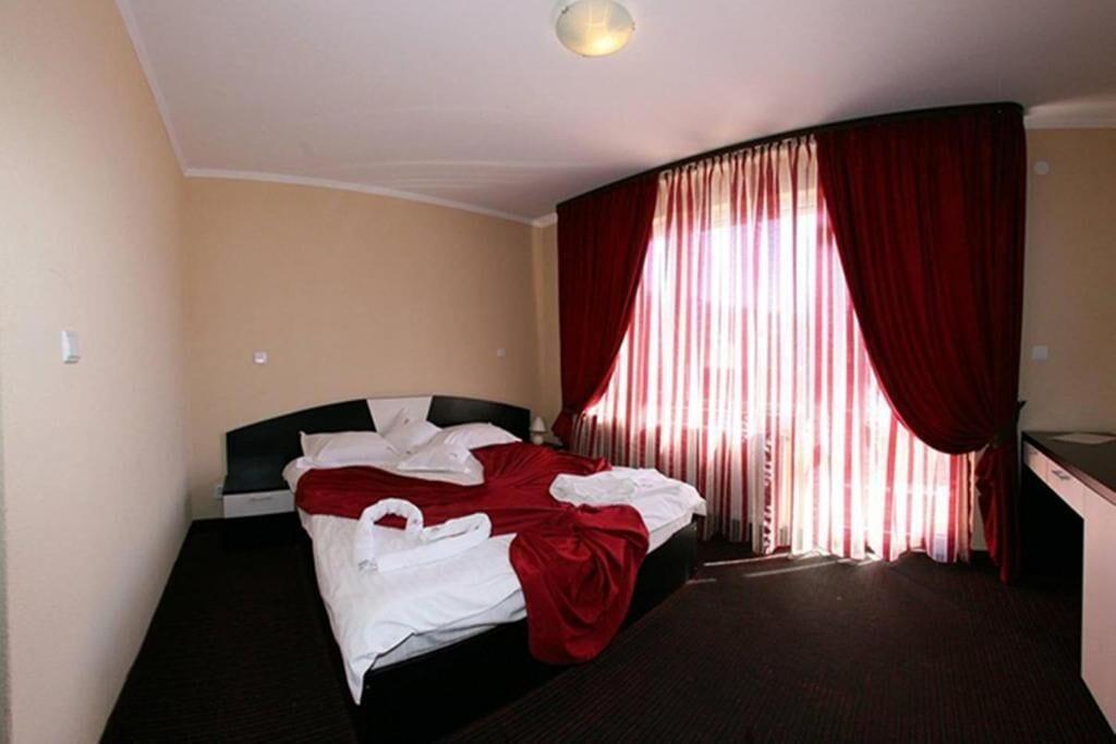 Hotel Iri บุชเตนี ภายนอก รูปภาพ