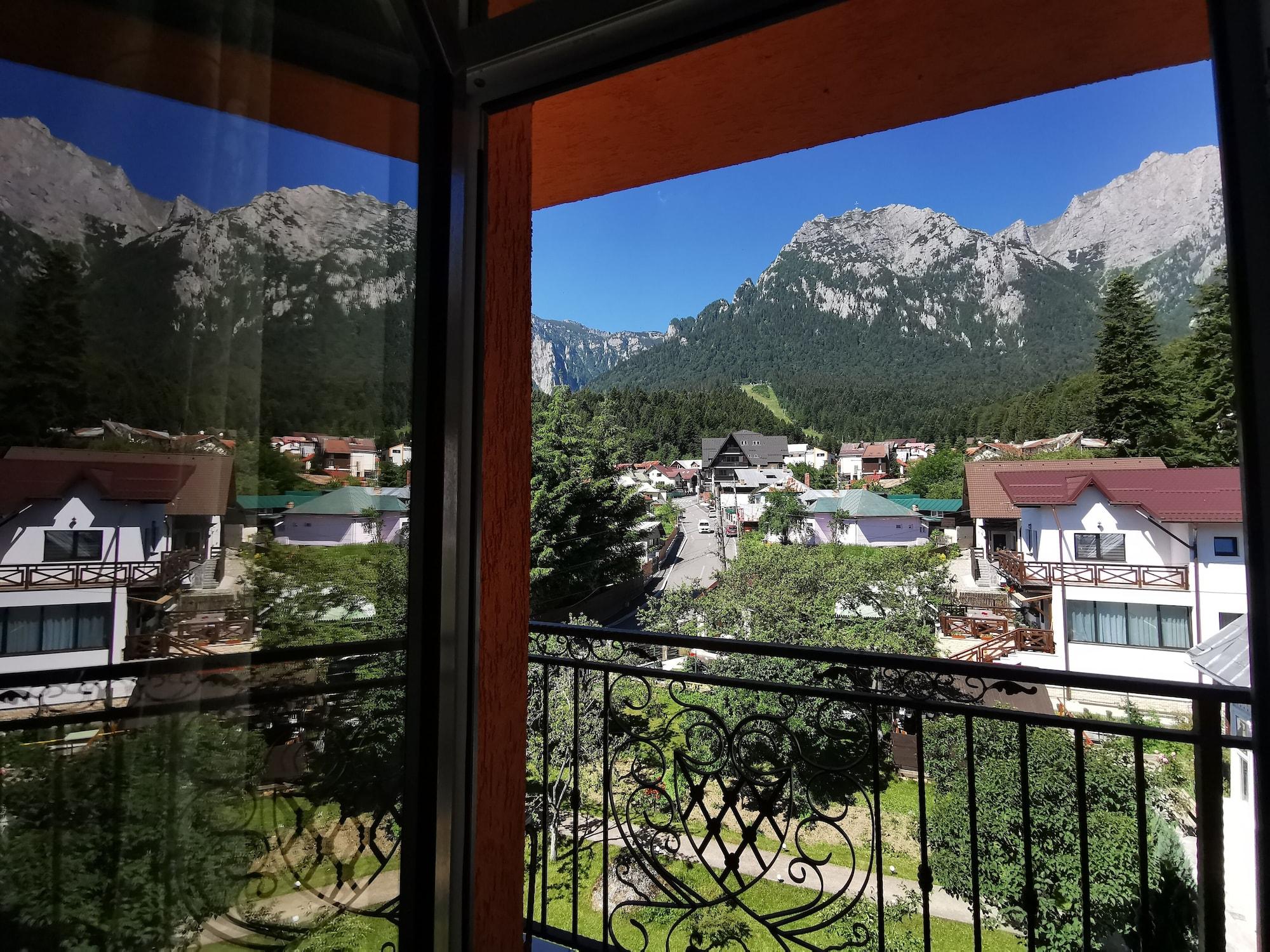 Hotel Iri บุชเตนี ภายนอก รูปภาพ