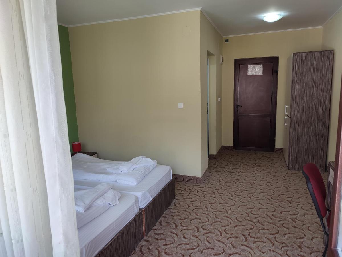 Hotel Iri บุชเตนี ภายนอก รูปภาพ