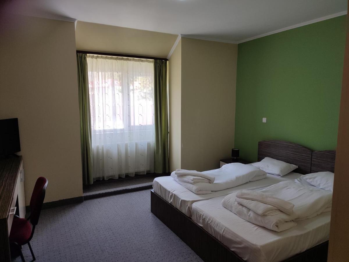 Hotel Iri บุชเตนี ภายนอก รูปภาพ
