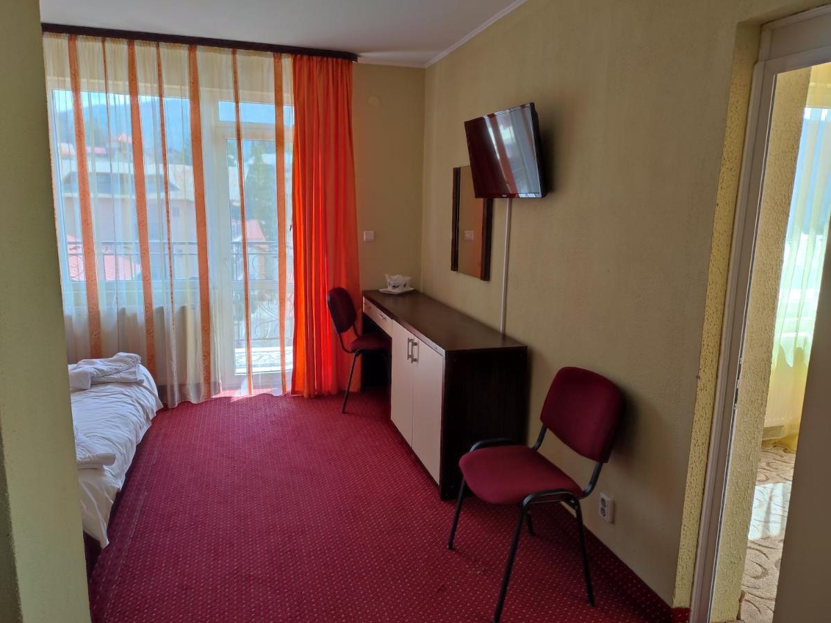 Hotel Iri บุชเตนี ภายนอก รูปภาพ