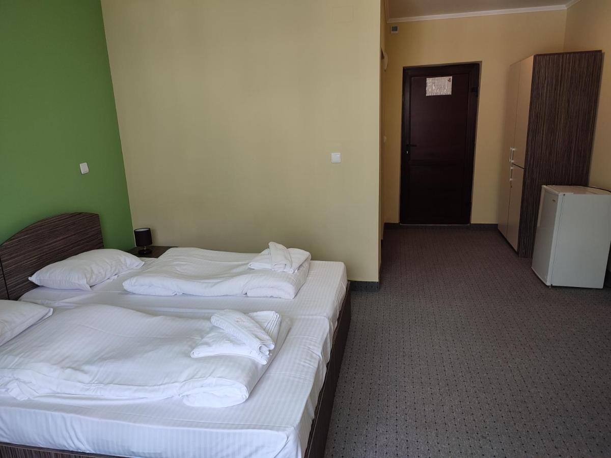 Hotel Iri บุชเตนี ภายนอก รูปภาพ