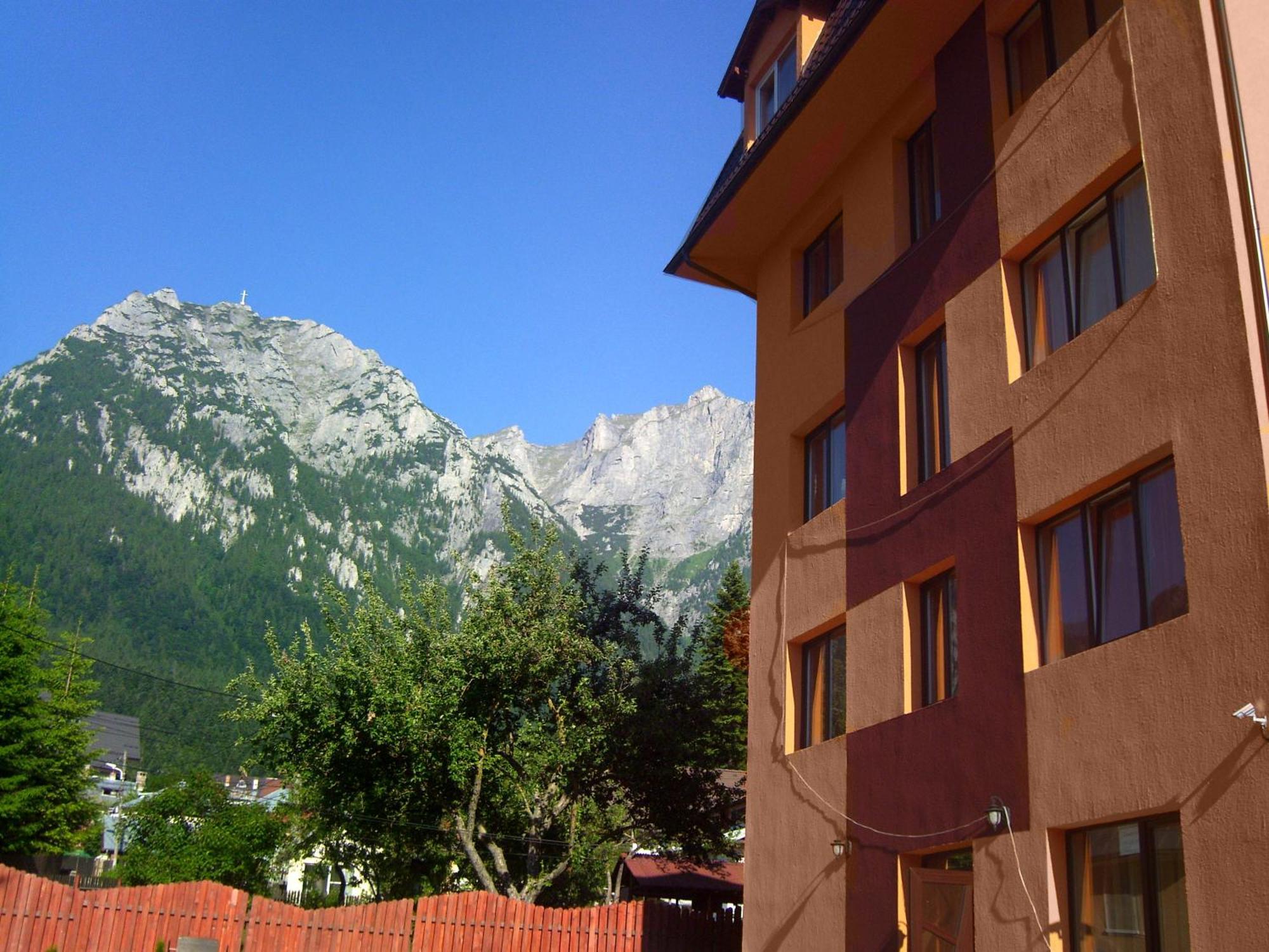 Hotel Iri บุชเตนี ภายนอก รูปภาพ
