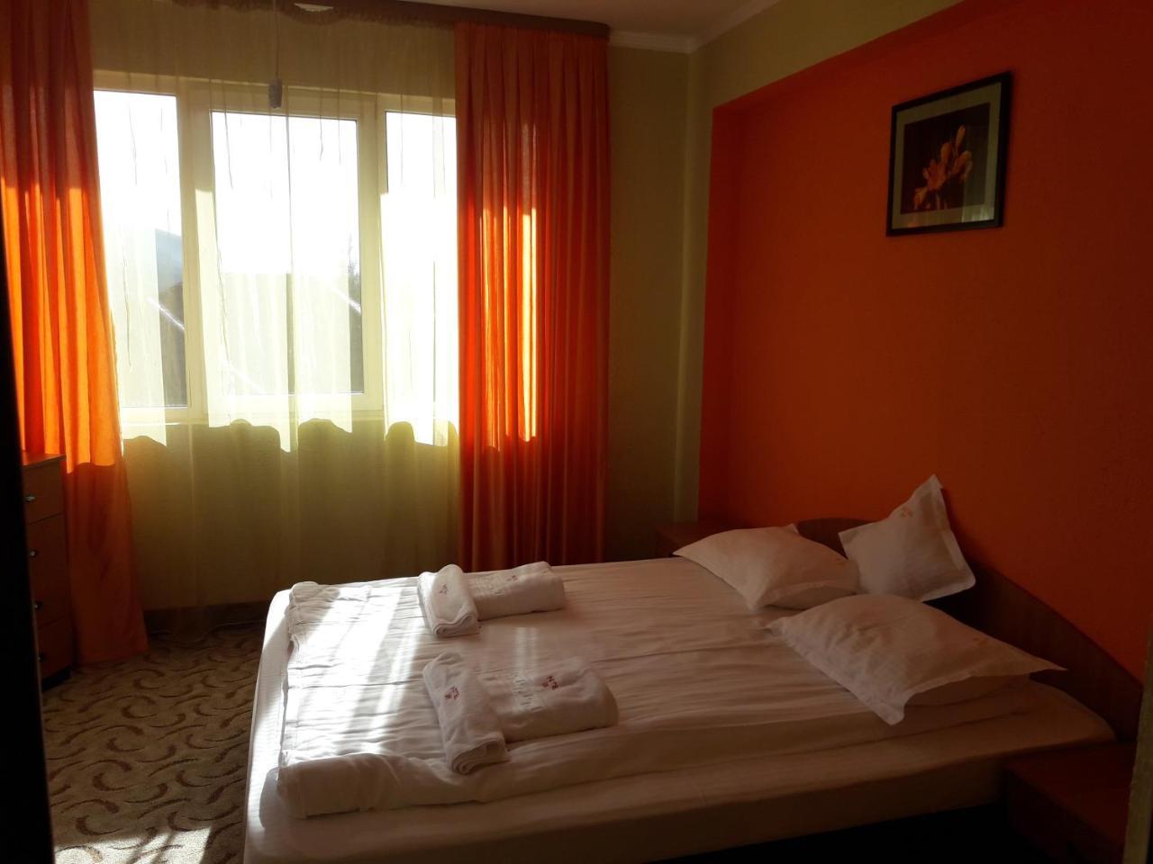 Hotel Iri บุชเตนี ภายนอก รูปภาพ